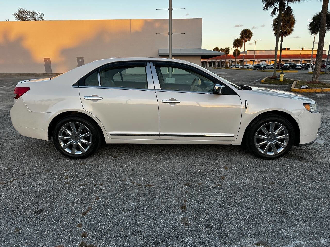 Used 2012 Lincoln MKZ FWD image 4