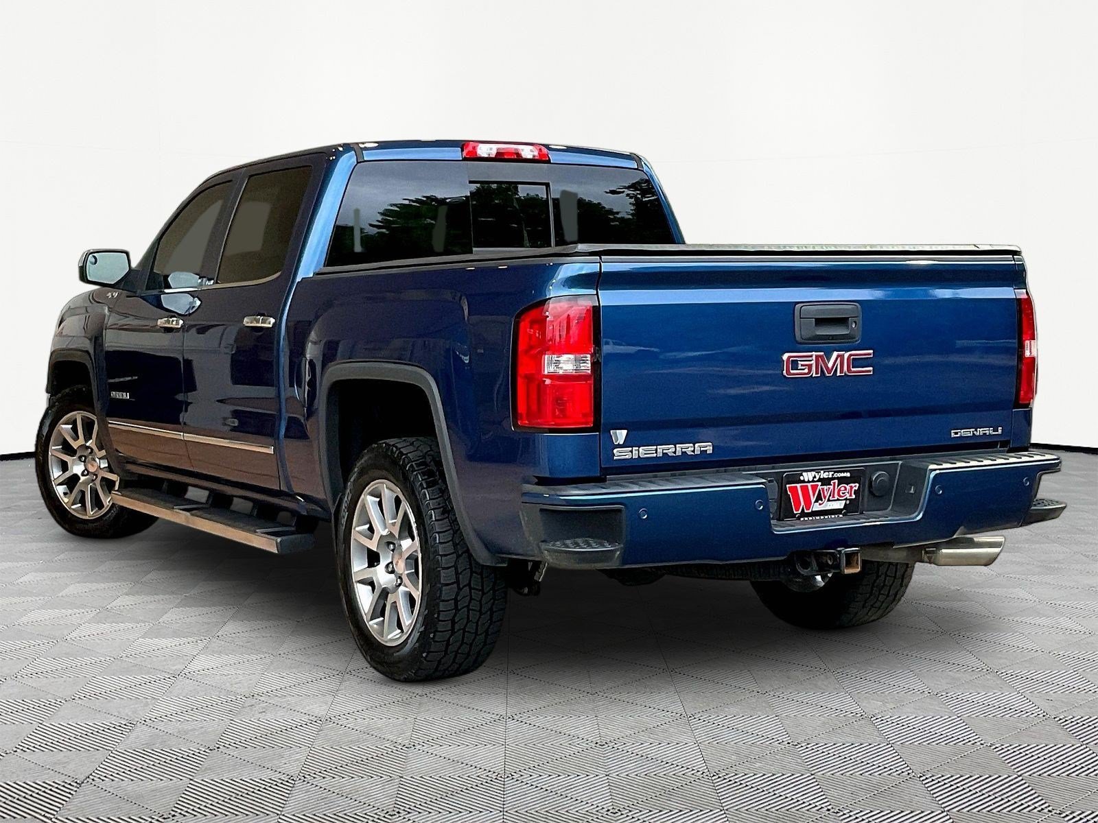 Used 2015 GMC Sierra 1500 Denali w/ Driver Alert Package AWD/4WD image 4