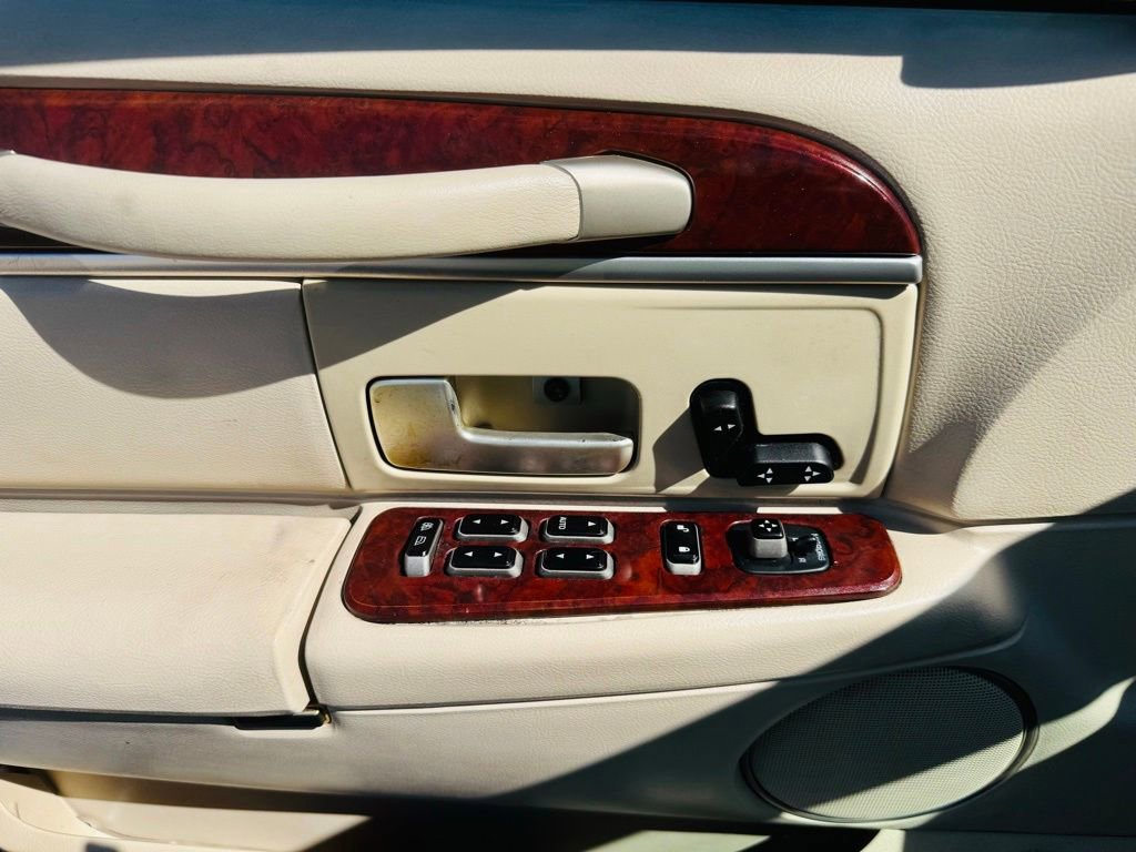 Used 2004 Lincoln Town Car Ultimate RWD image 9