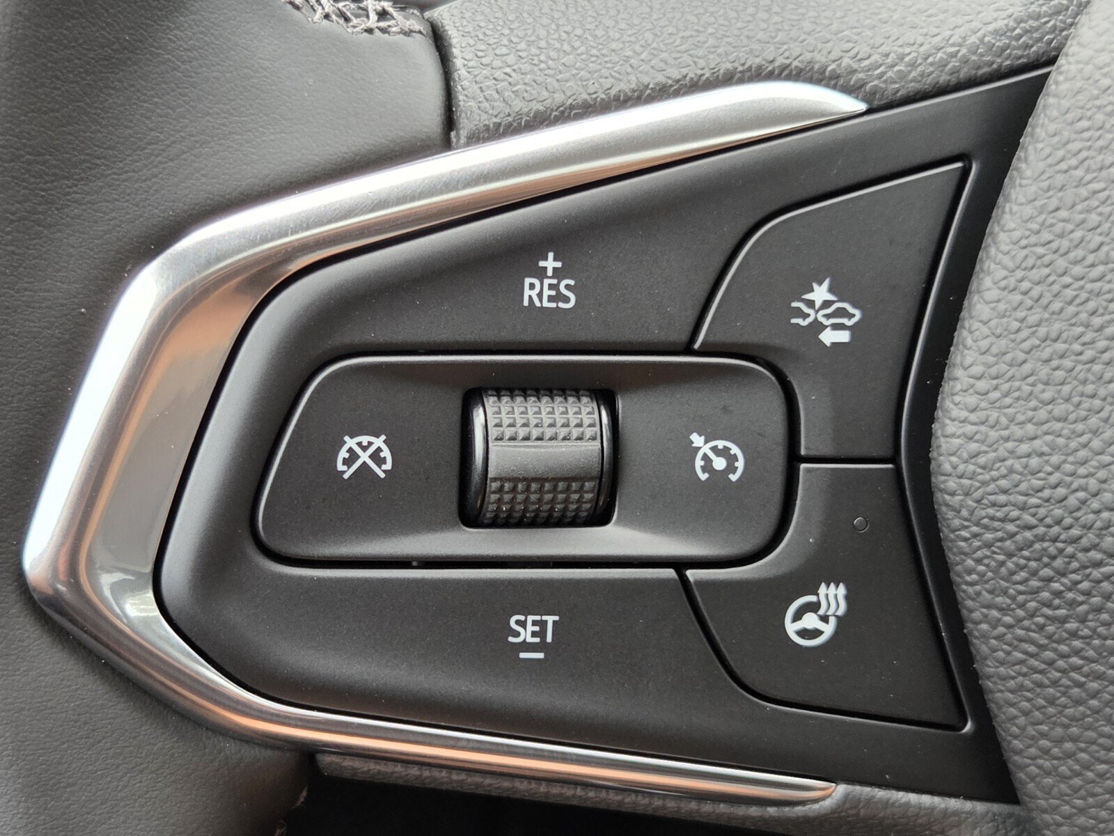 New 2026 Chevrolet Trax ACTIV w/ Sunroof Package FWD image 15