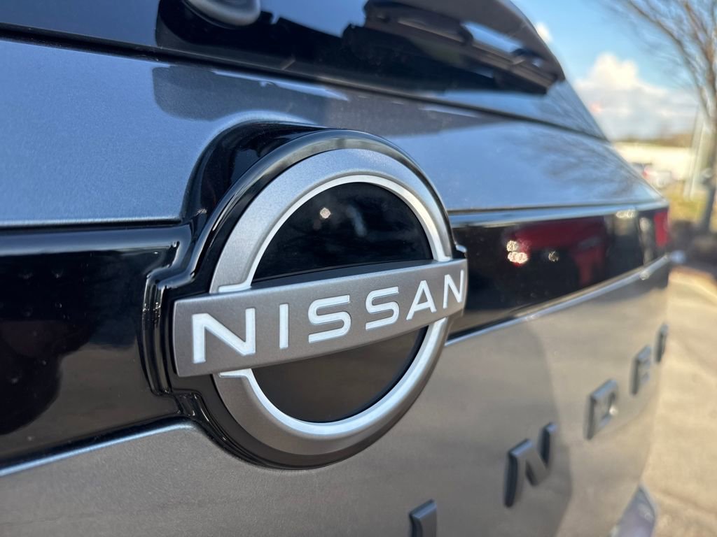 Used 2025 Nissan Pathfinder Platinum w/ Black Appearance Package image 46