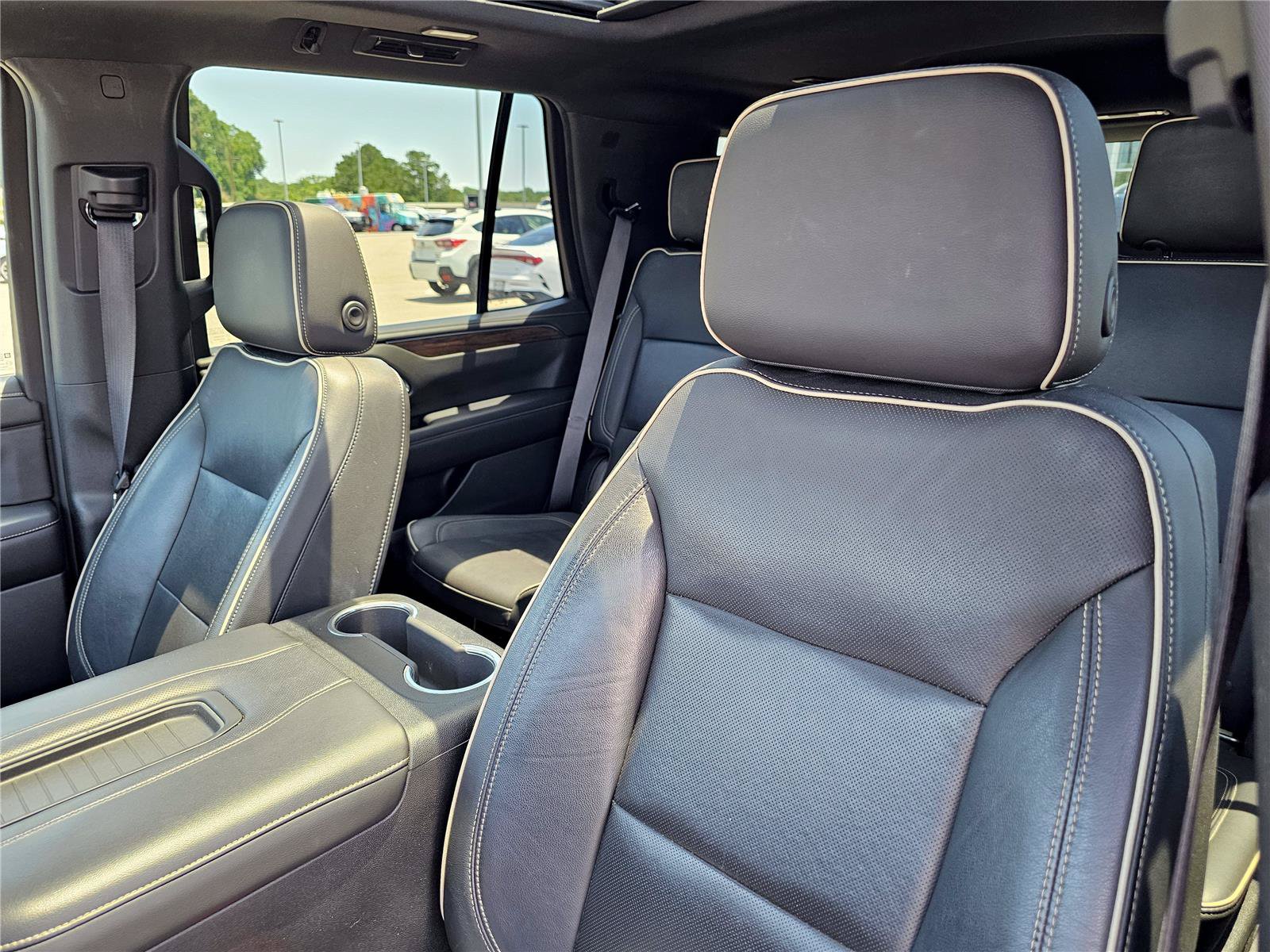 Used 2021 Chevrolet Tahoe Premier w/ Premium Package AWD/4WD image 18