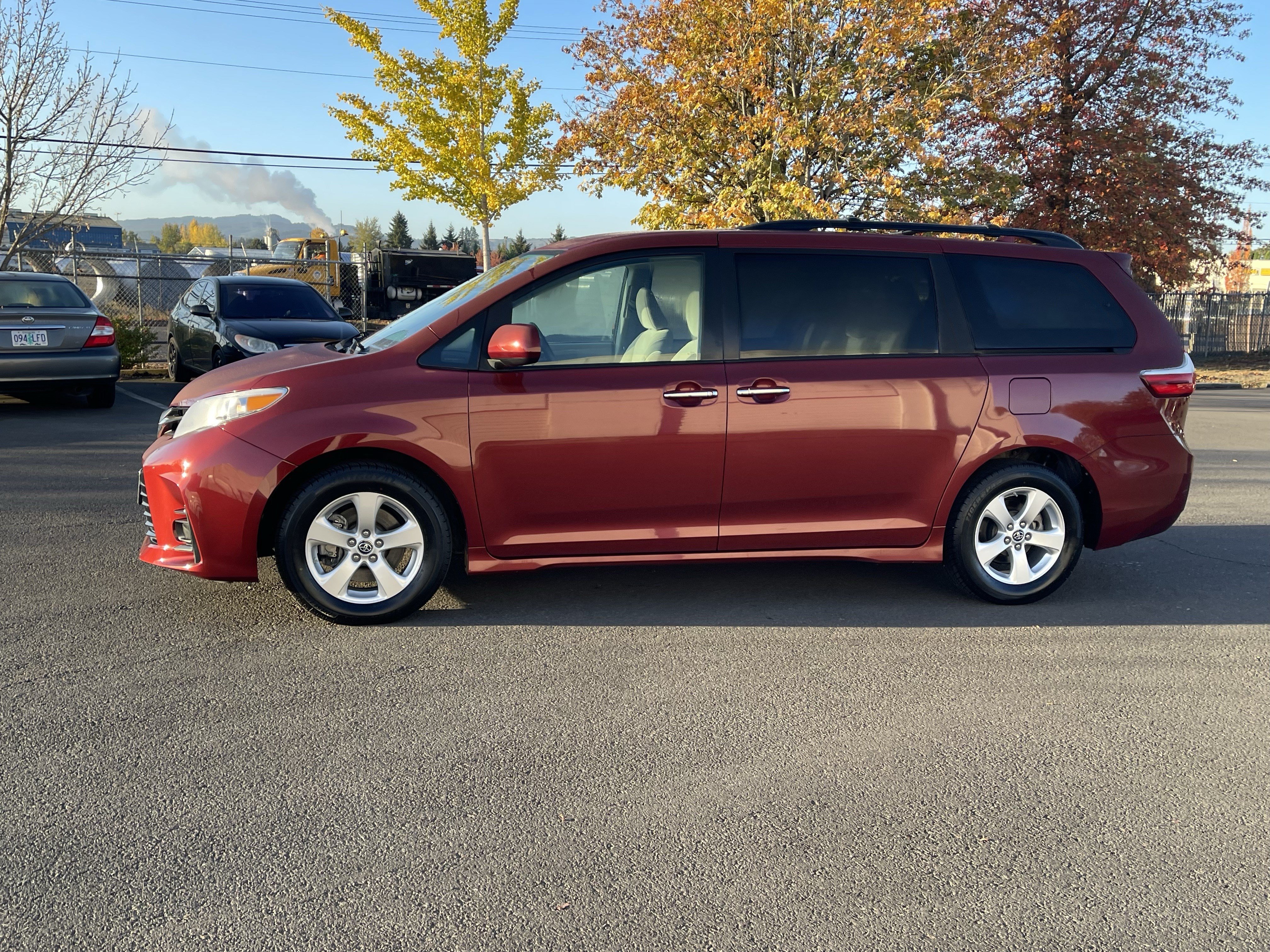 Used 2020 Toyota Sienna LE w/ LE Preferred Package FWD image 2