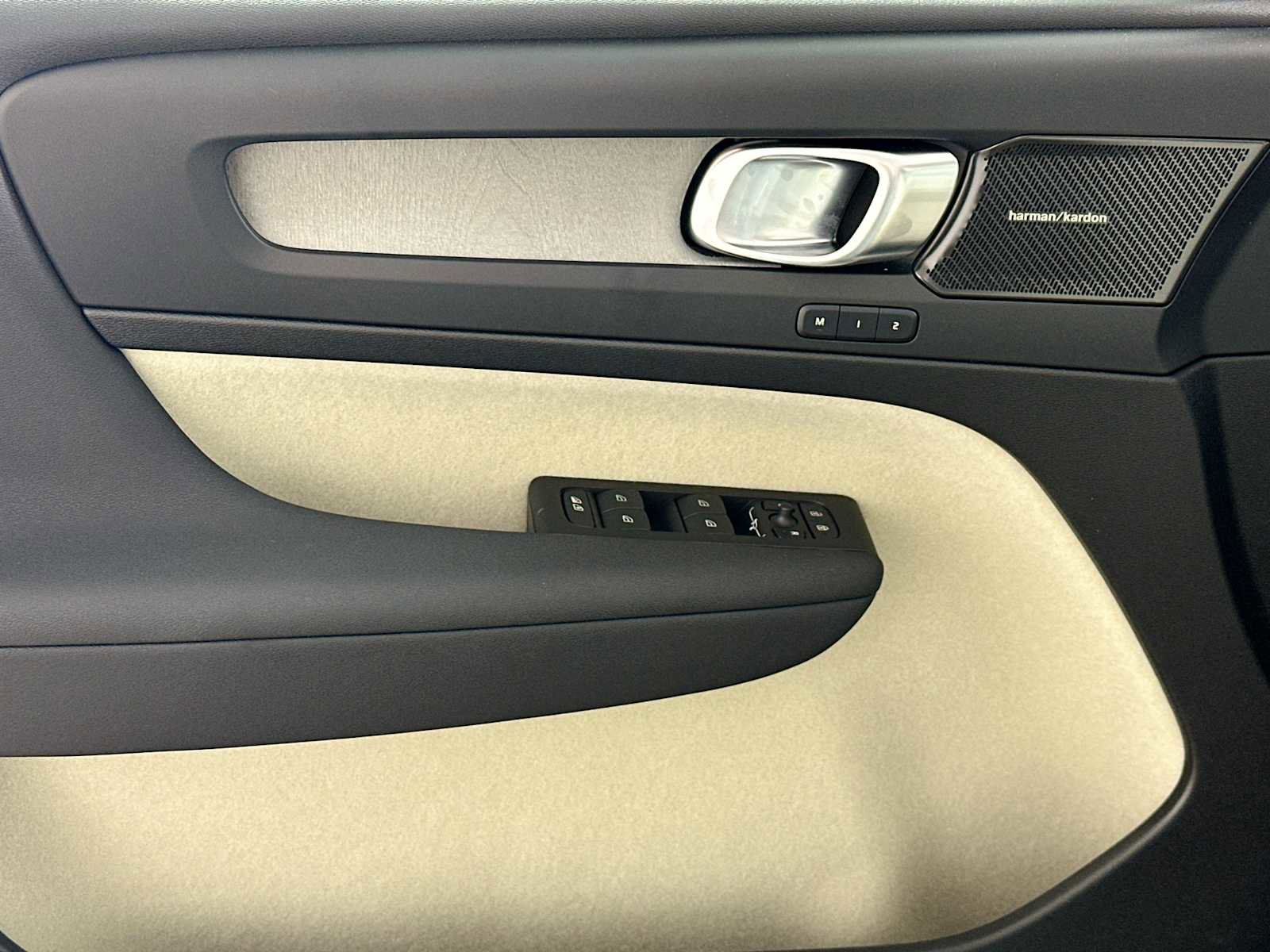 Used 2025 Volvo XC40 B5 Ultra w/ Protection Package image 16