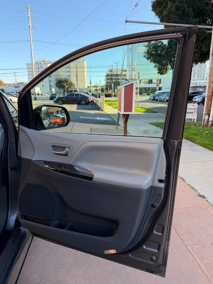 Used 2020 Toyota Sienna XLE w/ XLE Navigation Package image 31