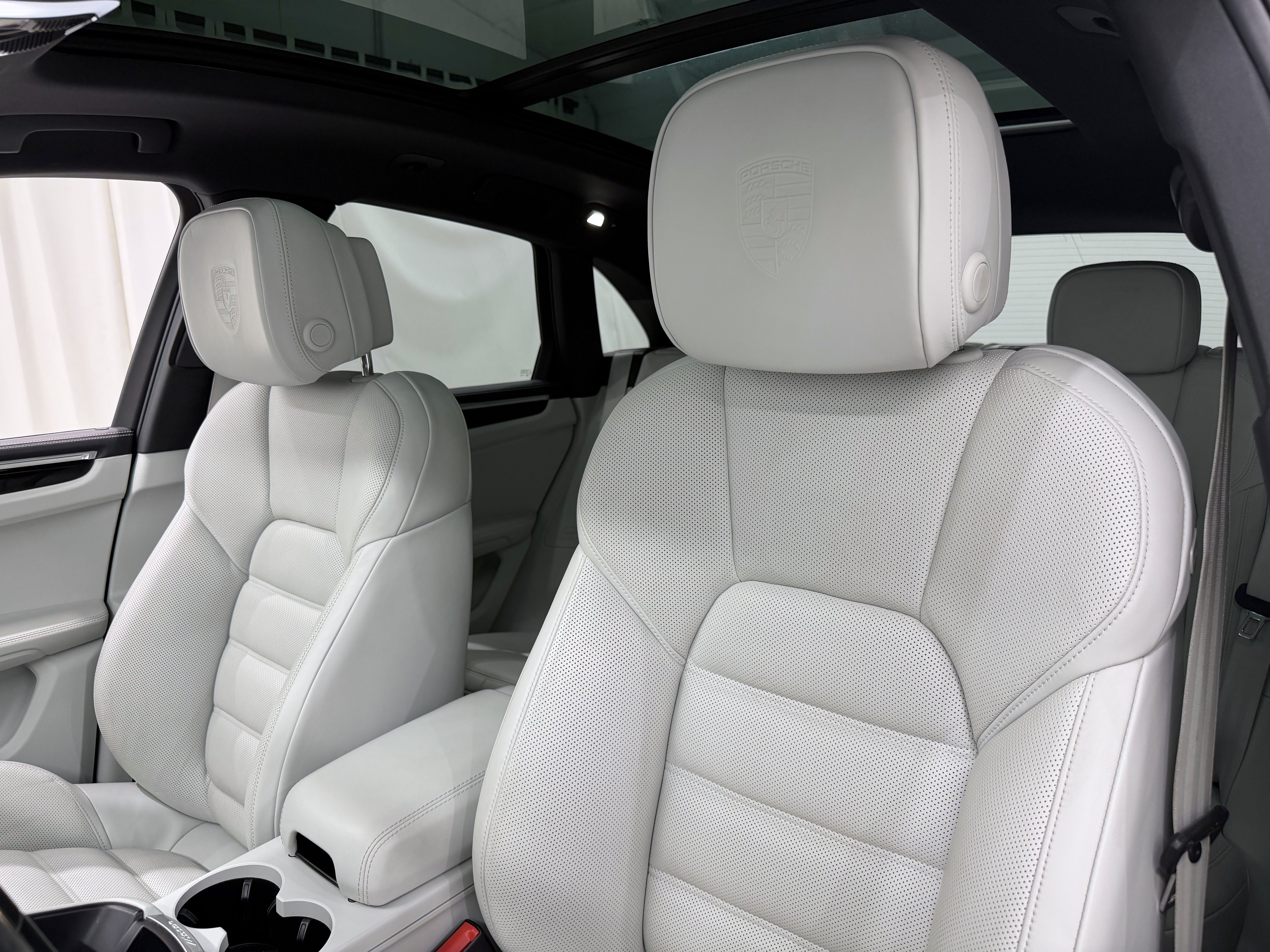 Certified 2023 Porsche Macan Turbo AWD/4WD image 5