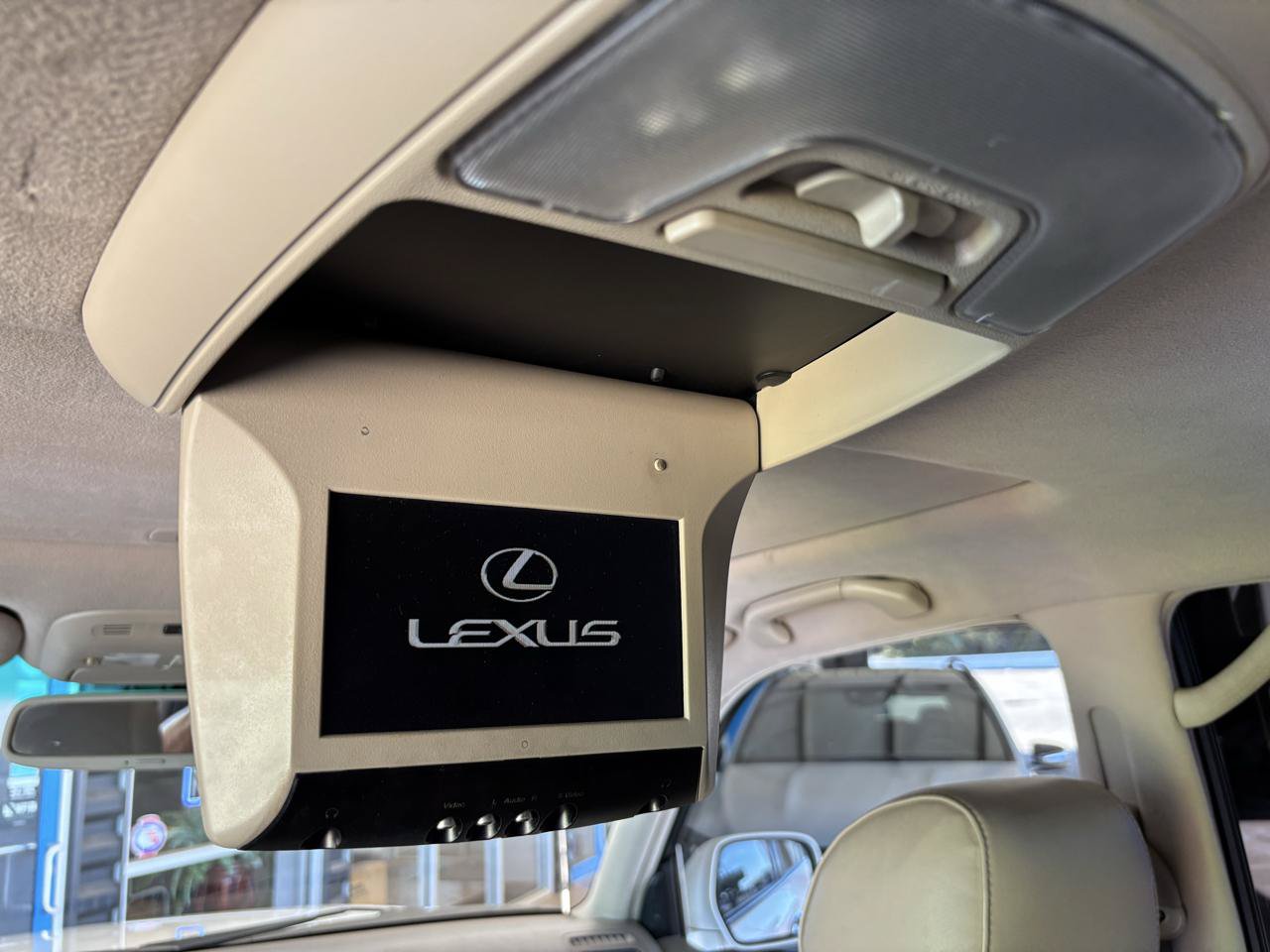 Used 2004 Lexus LX 470 4WD w/ Preferred Accessory Pkg image 26