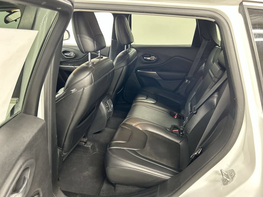 Used 2019 Jeep Cherokee Latitude Plus AWD/4WD image 19