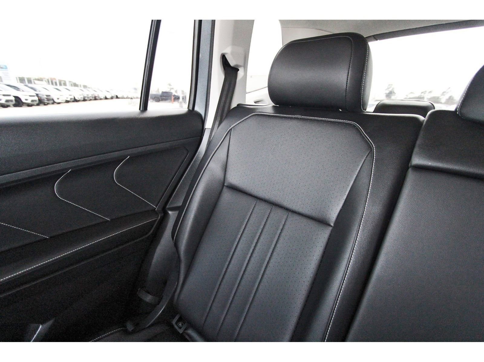 Used 2024 Volkswagen Tiguan SE w/ MDO Package, Three-Row image 14