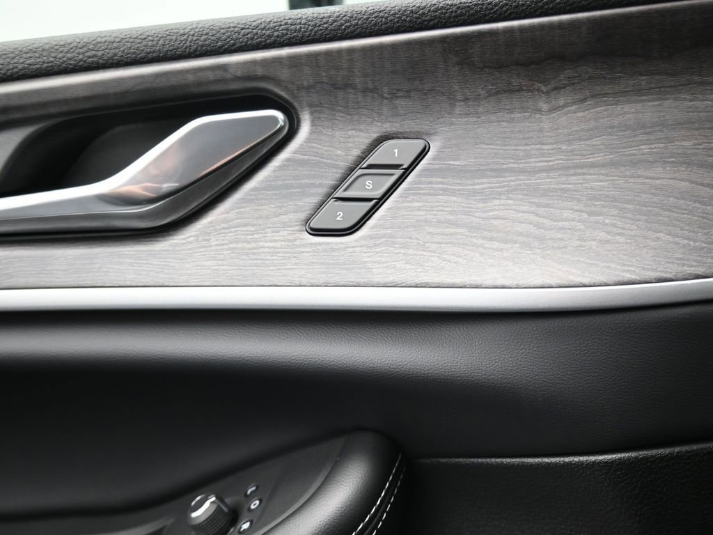 New 2025 Jeep Grand Cherokee L Limited w/ Black Appearance Package image 27