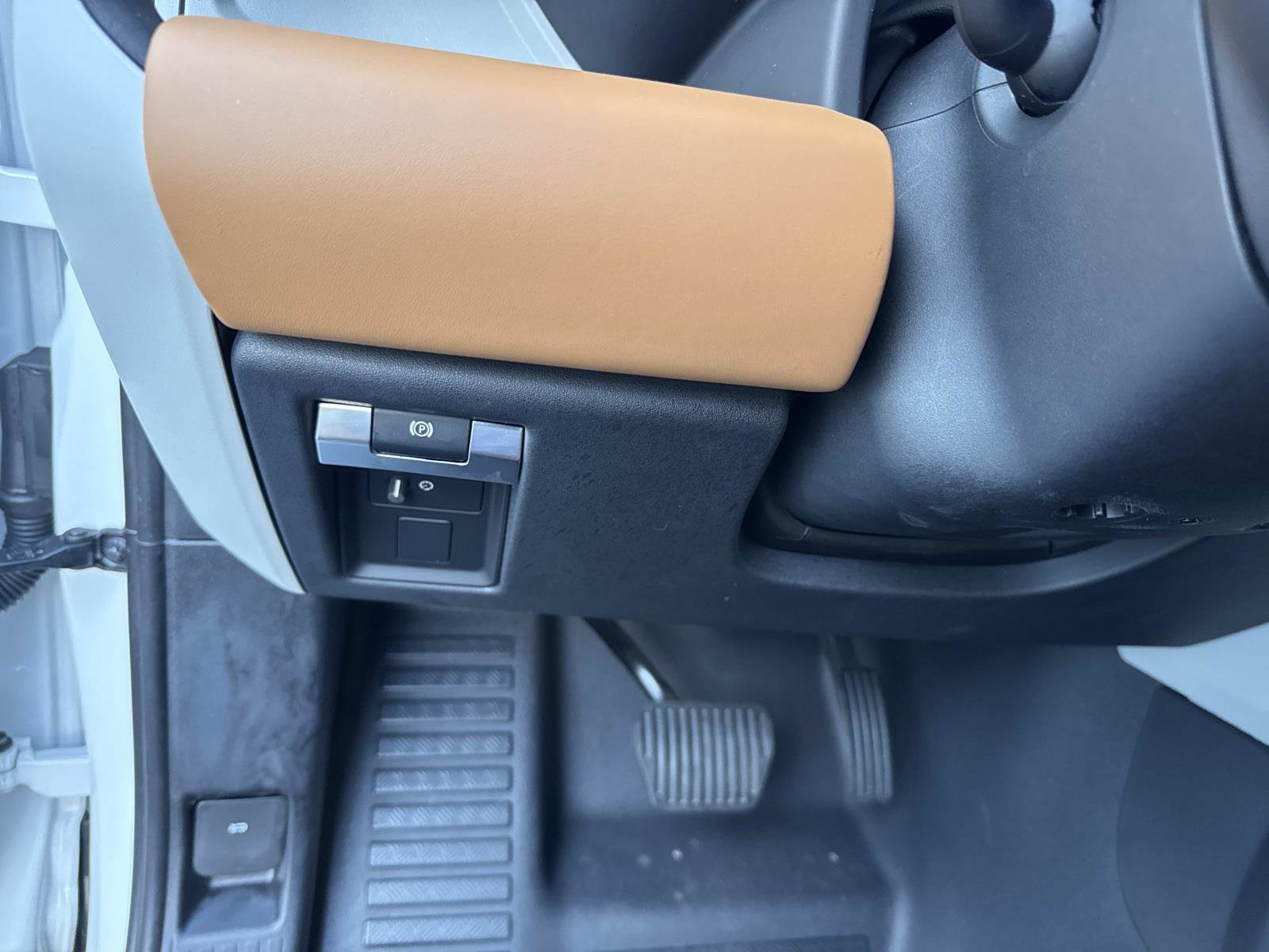 Certified 2024 Land Rover Defender 130 S image 31