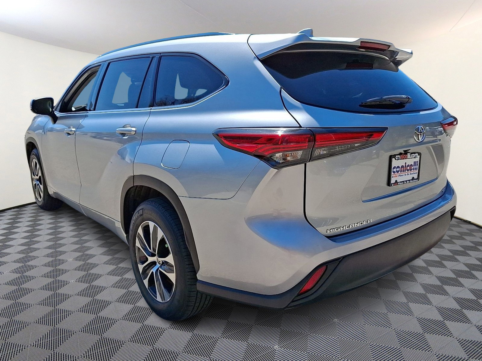 Used 2021 Toyota Highlander XLE image 4