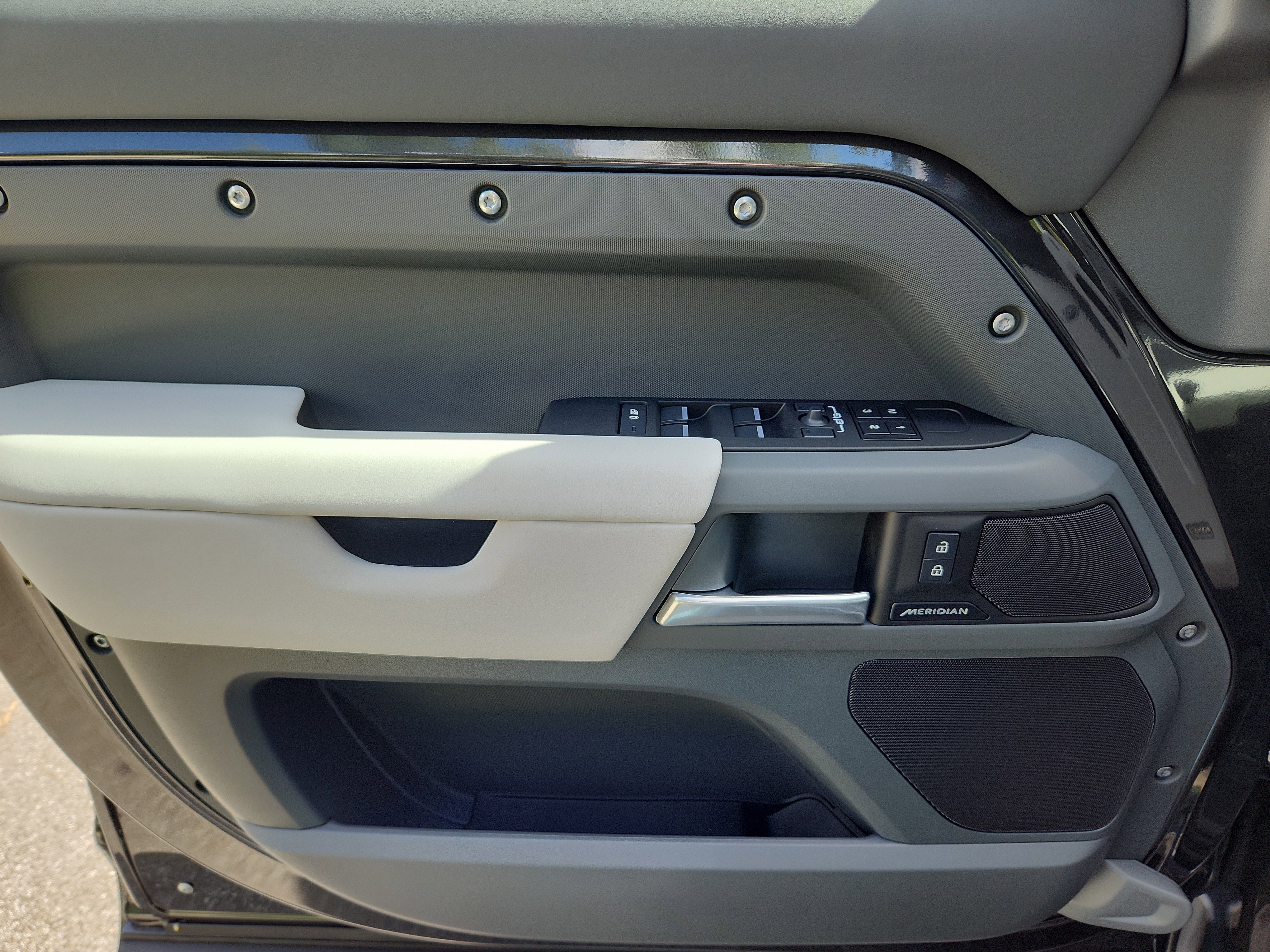 Used 2025 Land Rover Defender 130 S image 22