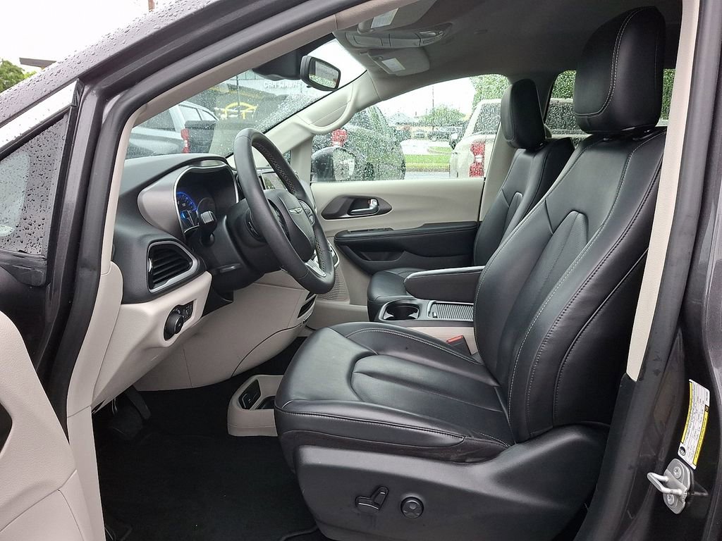 Used 2023 Chrysler Pacifica Touring-L FWD image 17