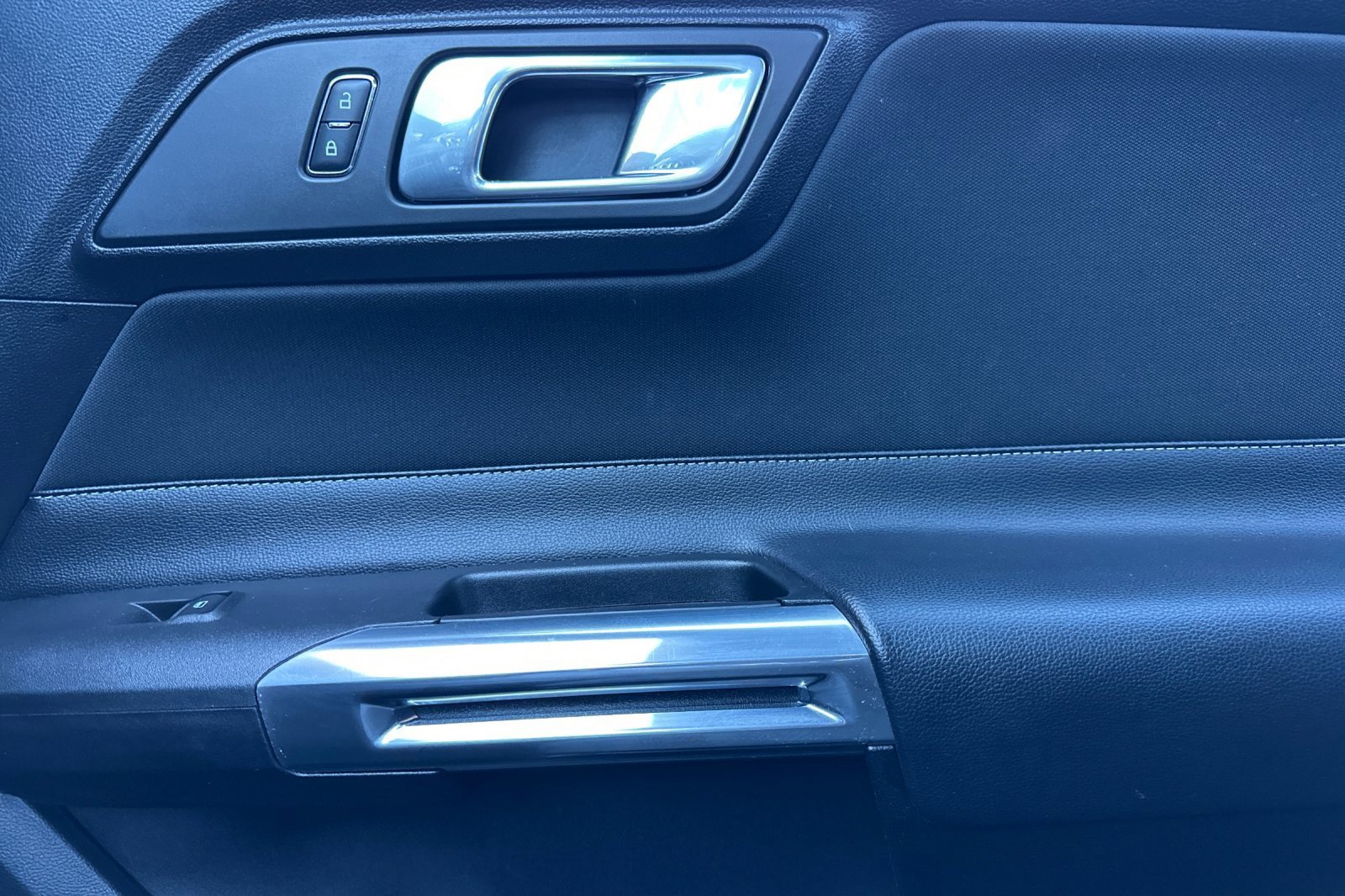 Used 2018 Ford Mustang EcoBoost image 17