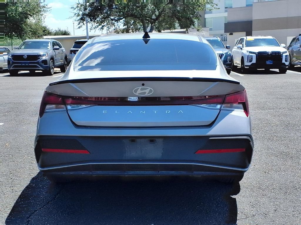 Used 2025 Hyundai Elantra Sport FWD image 4