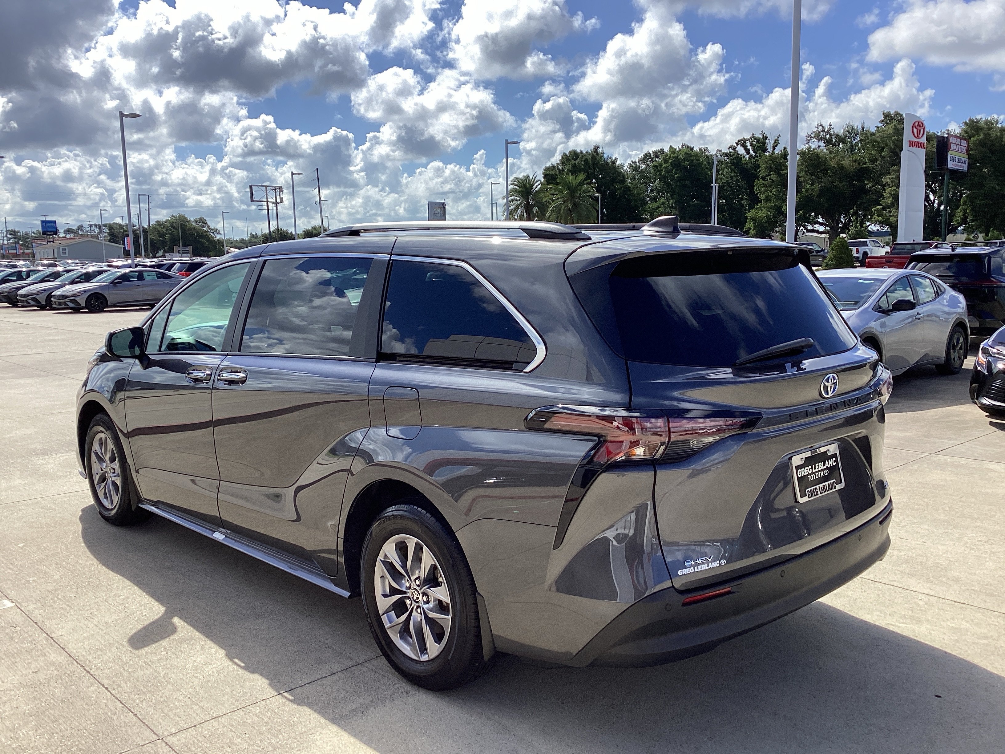 Used 2025 Toyota Sienna XLE w/ XLE Plus Package FWD image 5