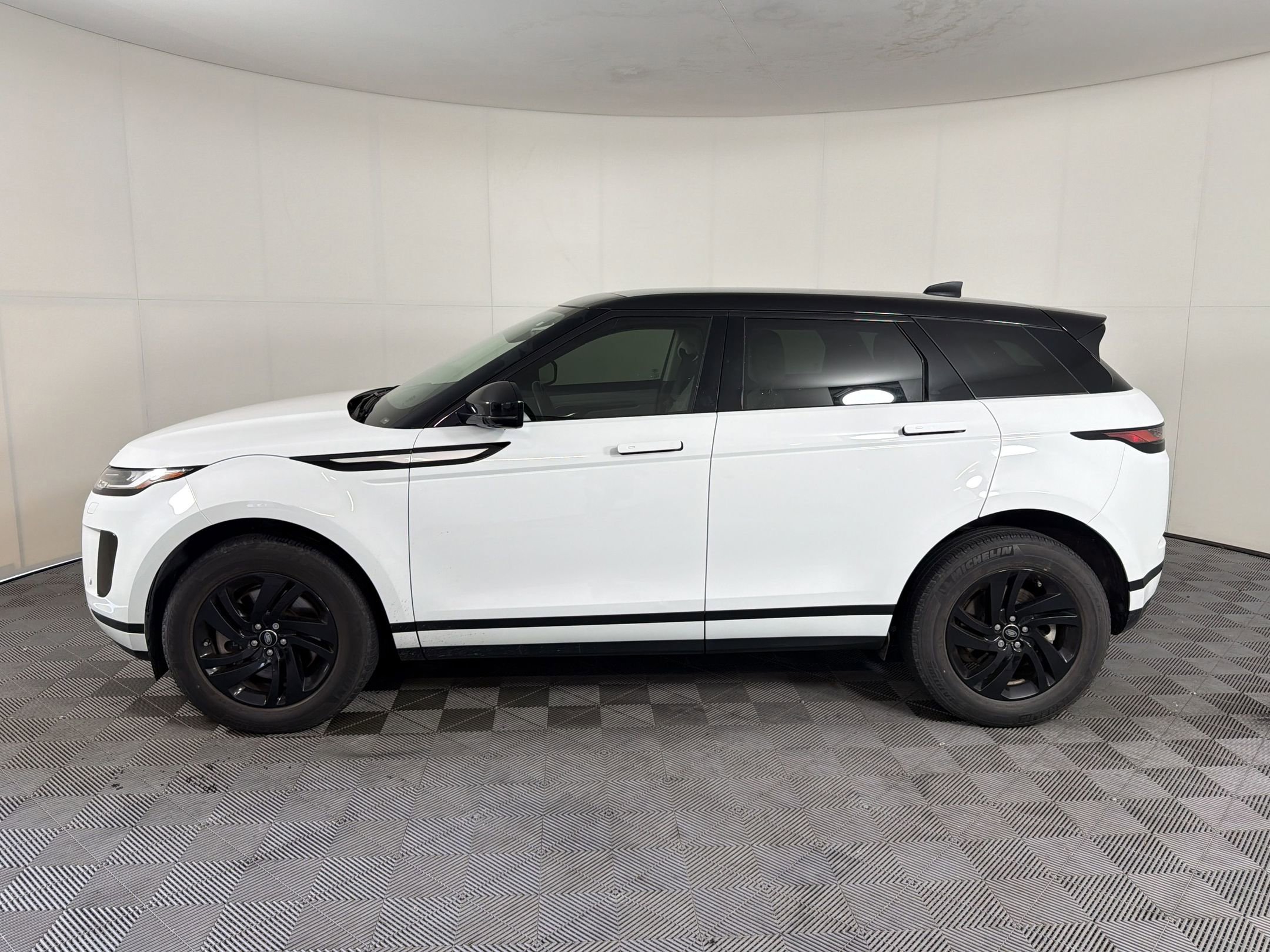 Used 2023 Land Rover Range Rover Evoque S AWD/4WD image 2