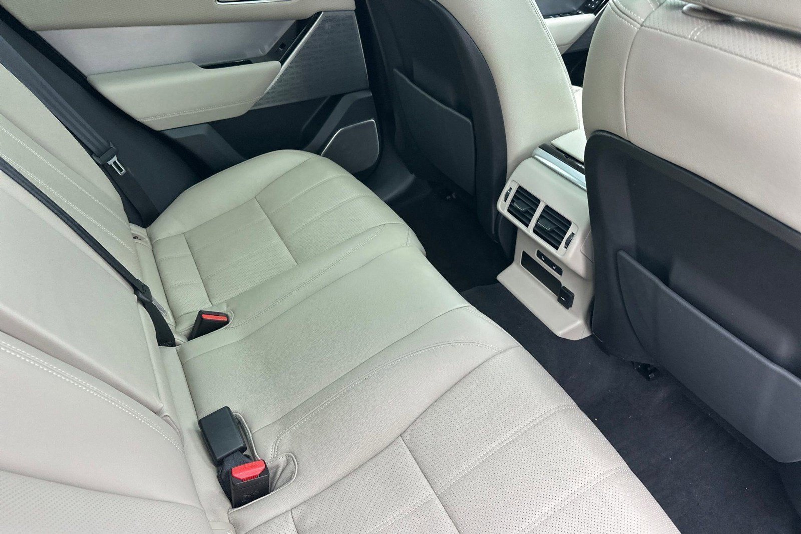 Certified 2022 Land Rover Range Rover Velar R-Dynamic S AWD/4WD image 32