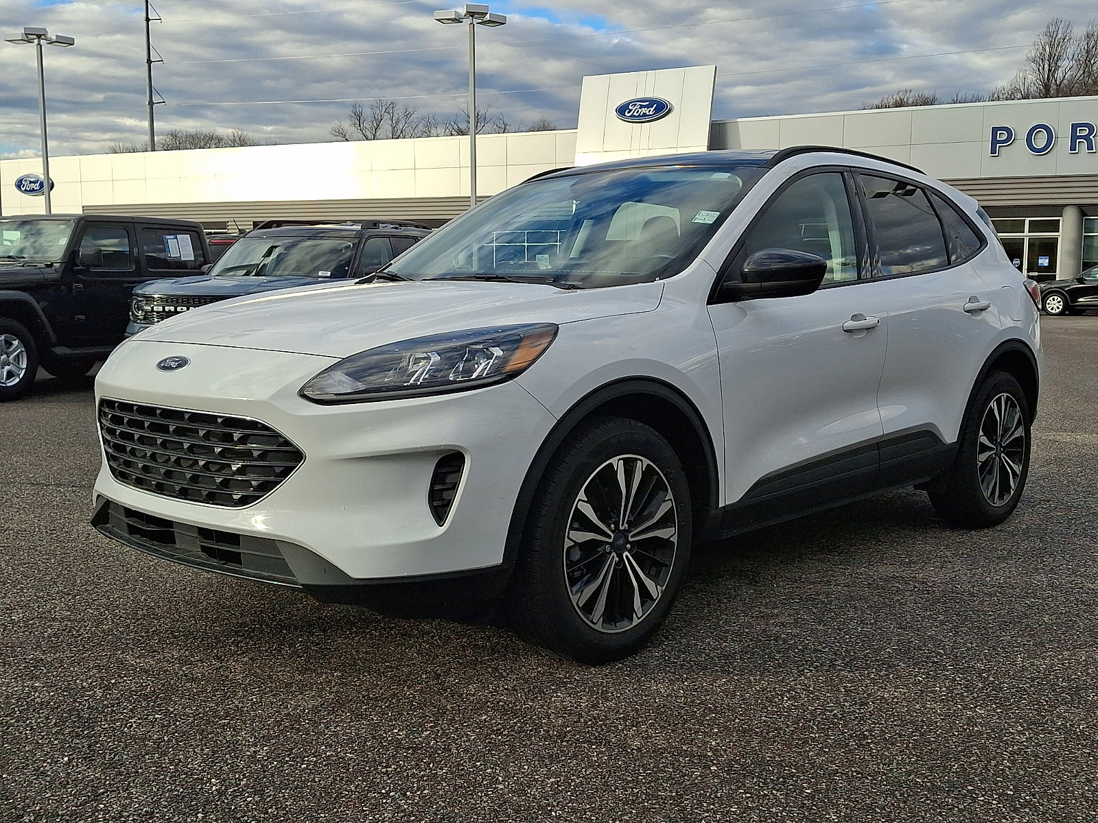 Certified 2022 Ford Escape SE w/ SE Sport Appearance Package image 4
