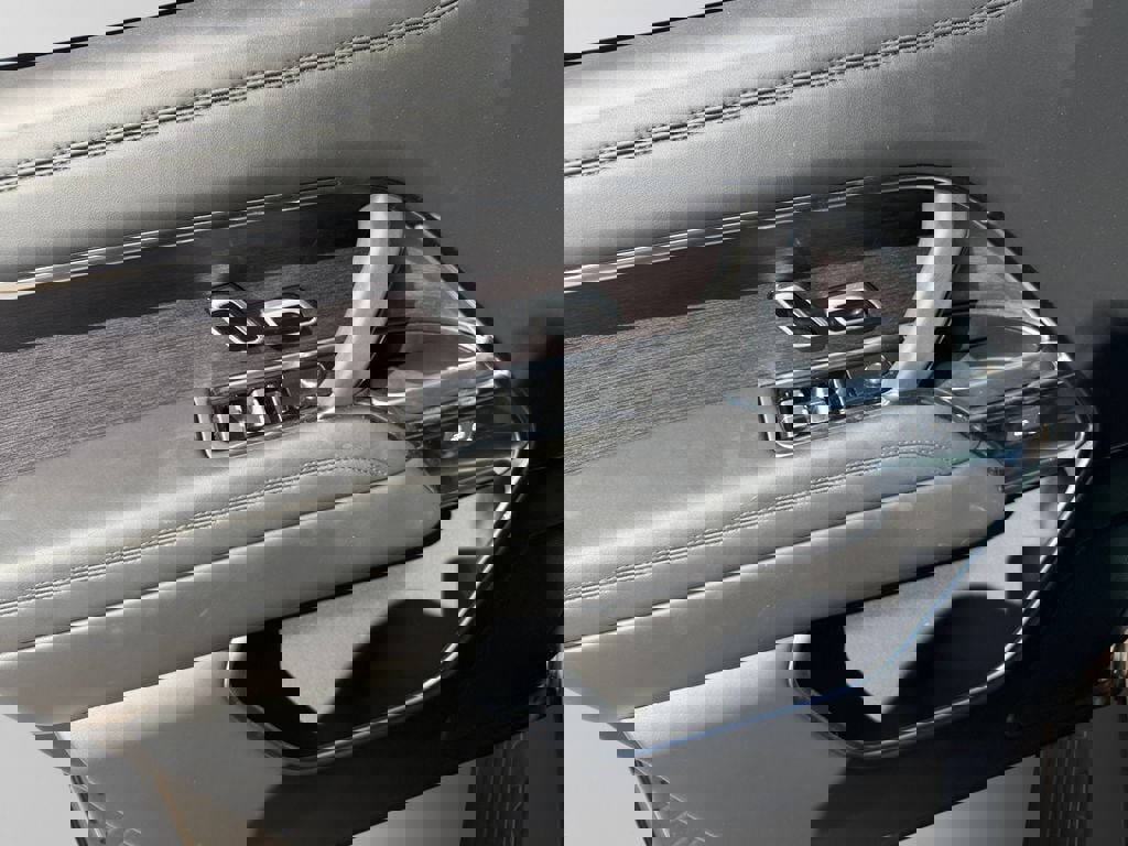 Used 2025 Land Rover Range Rover Long Wheelbase SE image 14