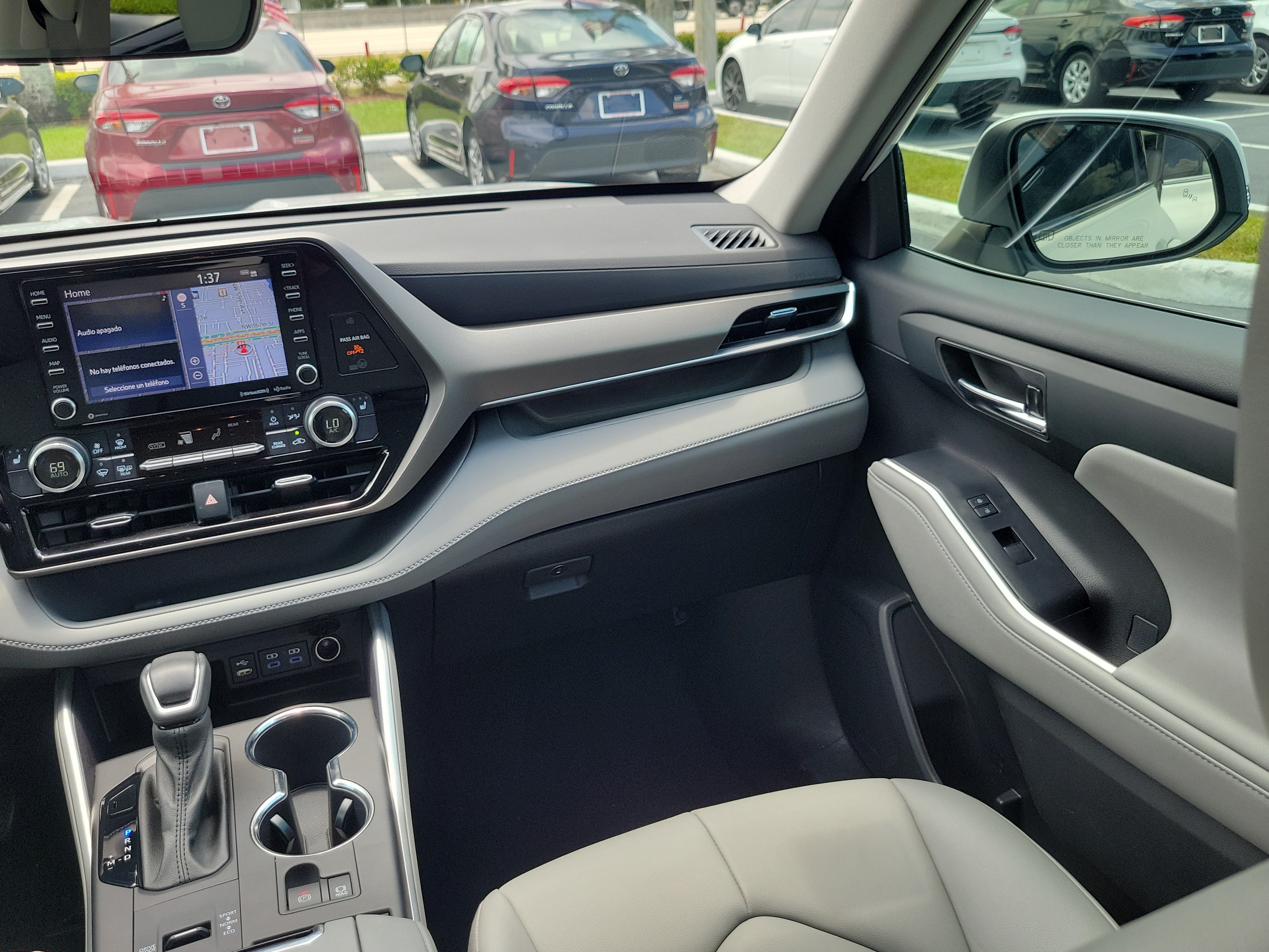 Used 2022 Toyota Highlander XLE FWD image 17