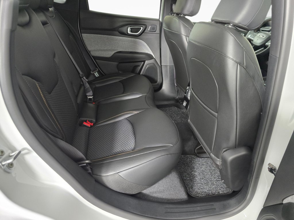 New 2026 Jeep Compass Latitude AWD/4WD image 37
