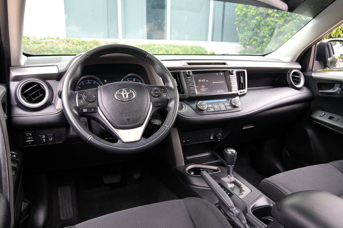 Used 2016 Toyota RAV4 XLE w/ Convenience Package FWD image 5