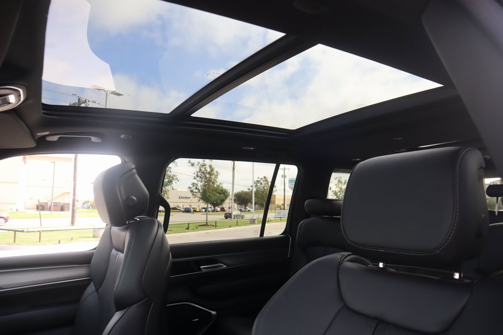 New 2025 Jeep Wagoneer L Series II image 17