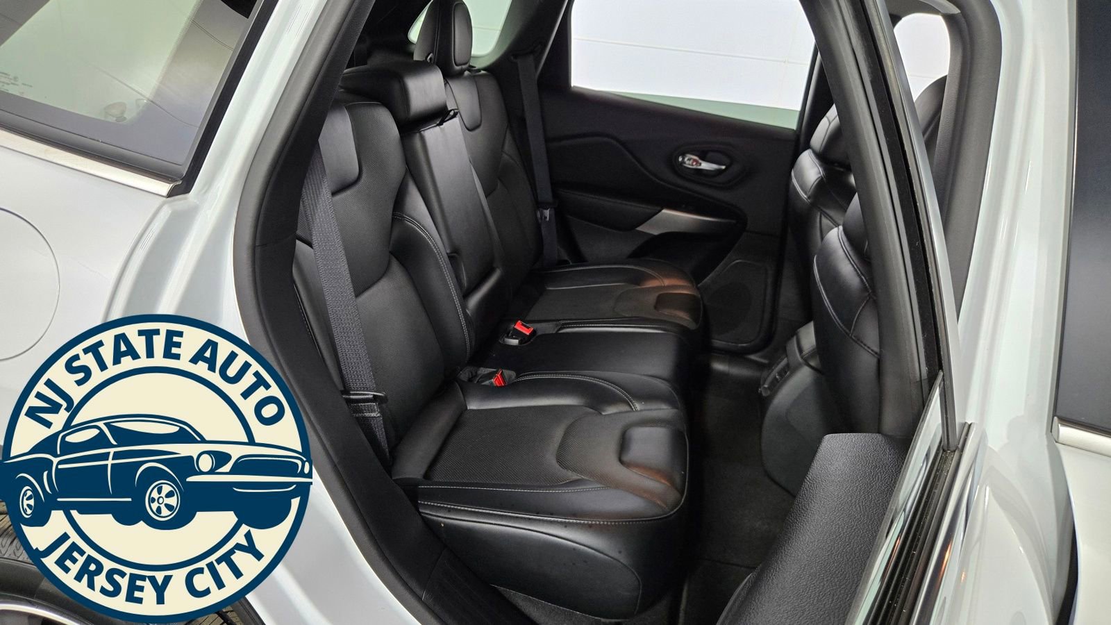 Used 2022 Jeep Cherokee Limited image 35