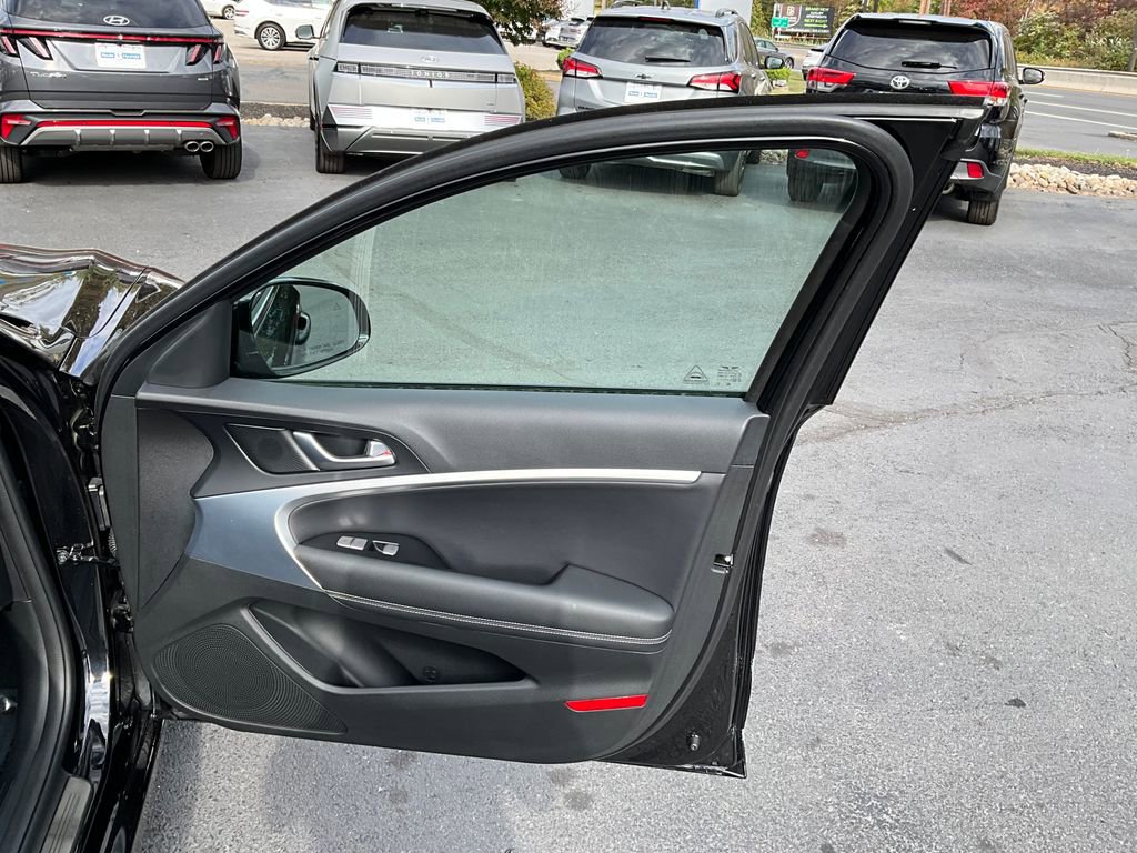 Used 2025 Genesis G70 2.5T image 44