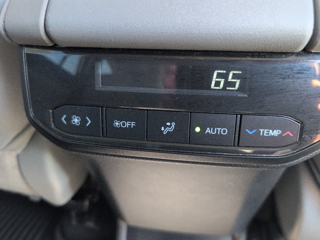 Used 2022 Toyota Highlander XLE FWD image 15