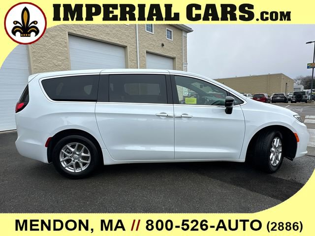 New 2026 Chrysler Pacifica Select image 14