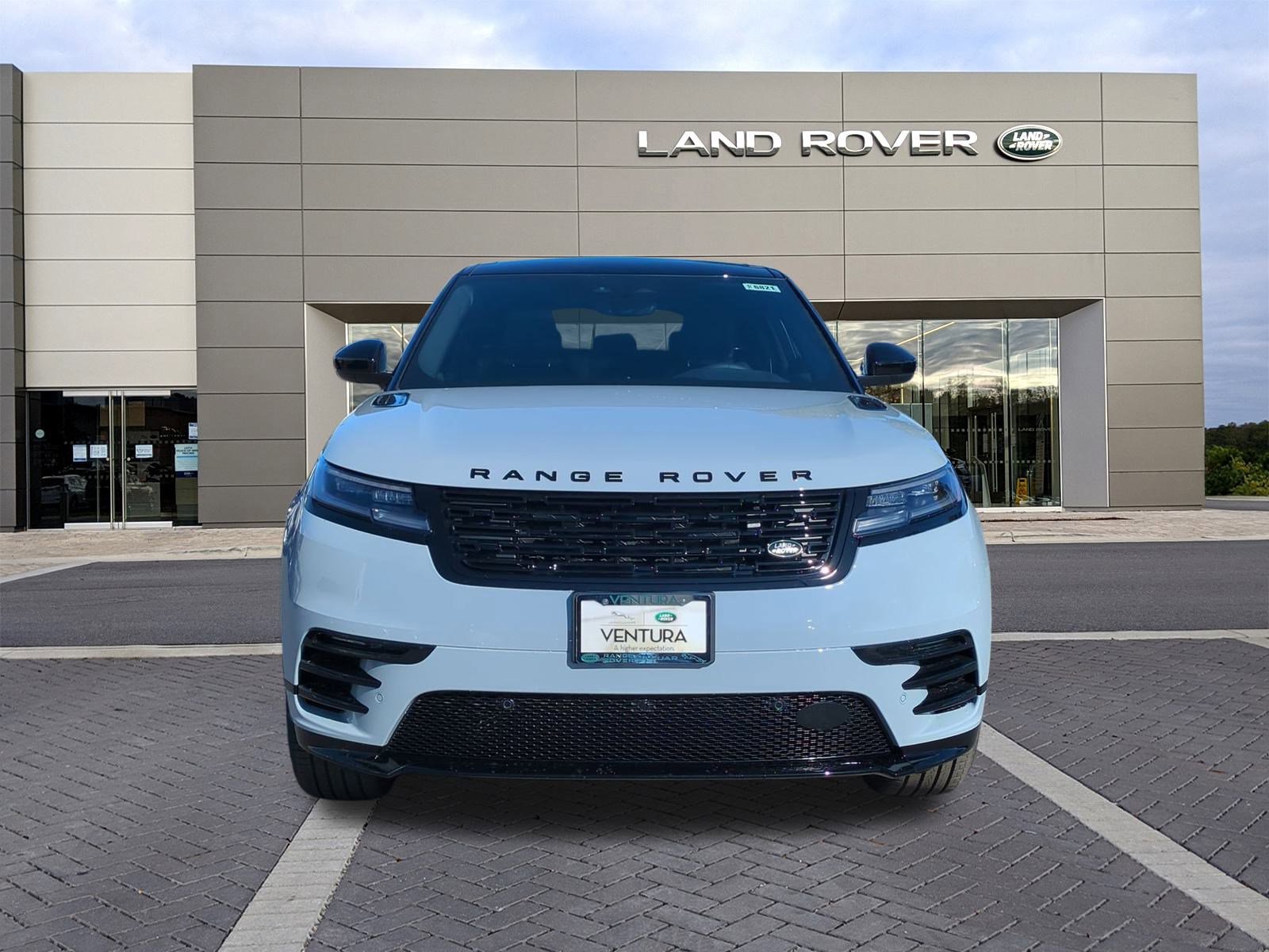 New 2025 Land Rover Range Rover Velar Dynamic SE image 2