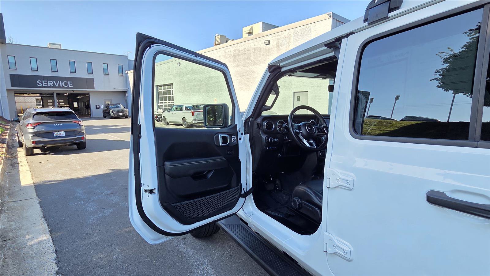 Used 2022 Jeep Wrangler Unlimited Sahara w/ Cold Weather Group AWD/4WD image 10