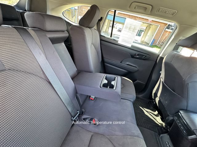 Used 2022 Toyota Highlander LE AWD/4WD image 16