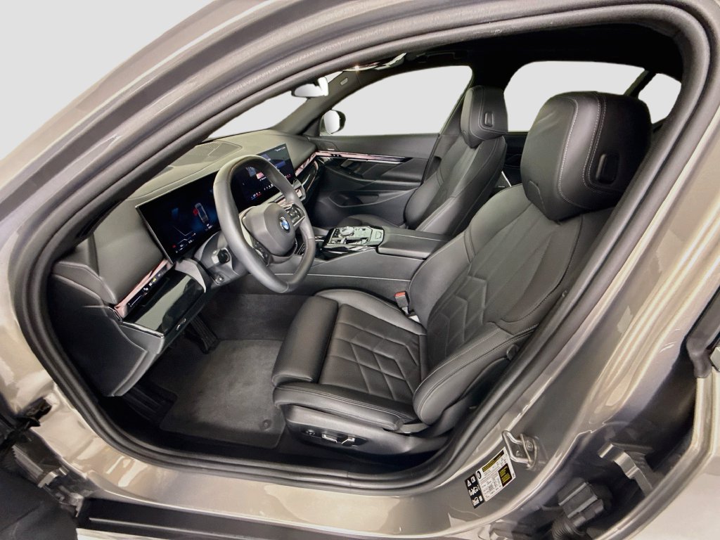 Used 2024 BMW 540i xDrive w/ Executive Package AWD/4WD image 19