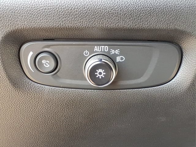 Used 2023 Chevrolet Traverse LT FWD image 17