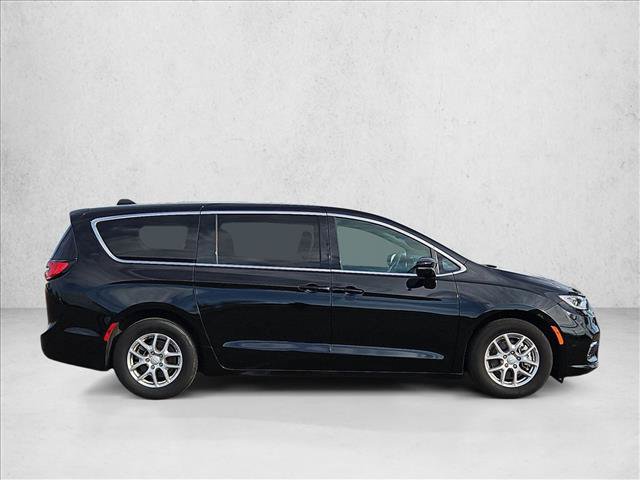 Used 2025 Chrysler Pacifica Select FWD image 4