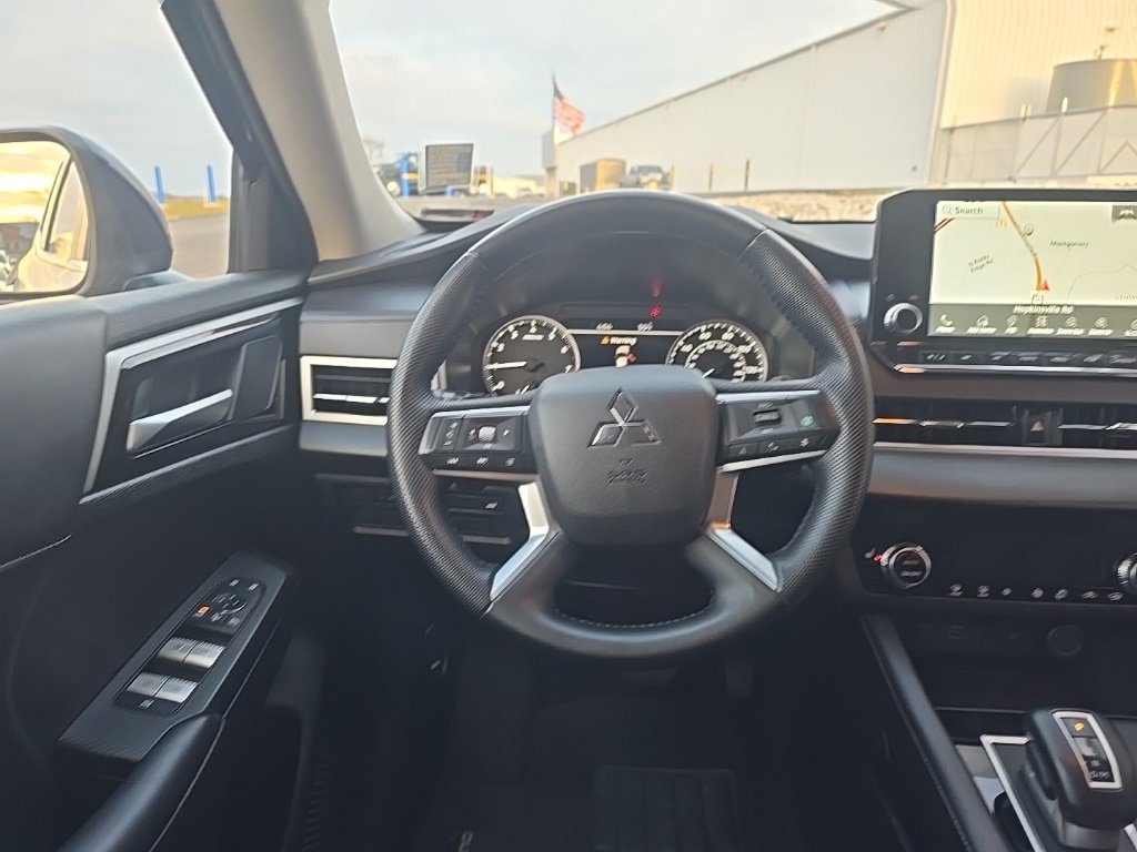 Used 2024 Mitsubishi Outlander SE Black Edition image 2