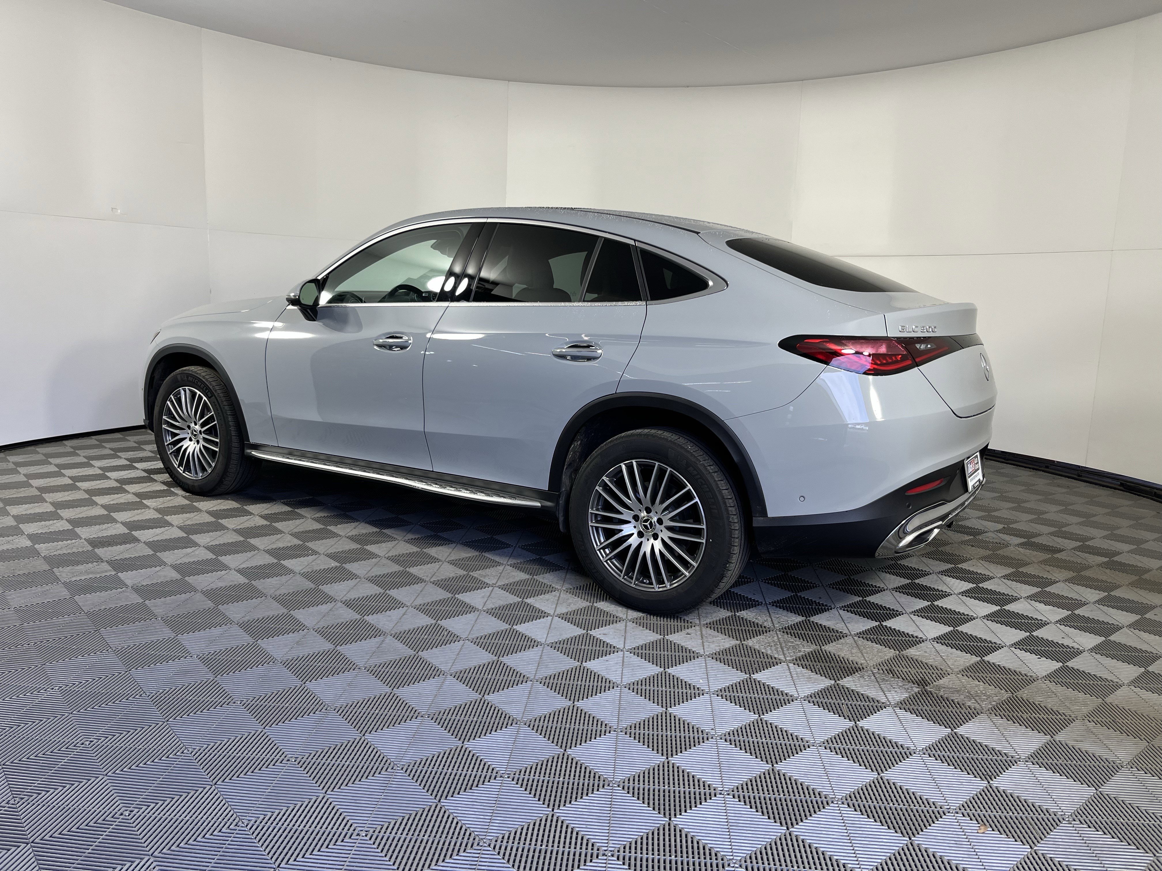 Used 2025 Mercedes-Benz GLC 300 4MATIC image 2