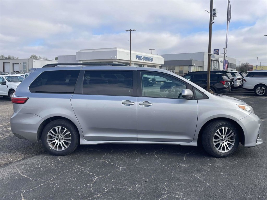 Used 2018 Toyota Sienna XLE image 2
