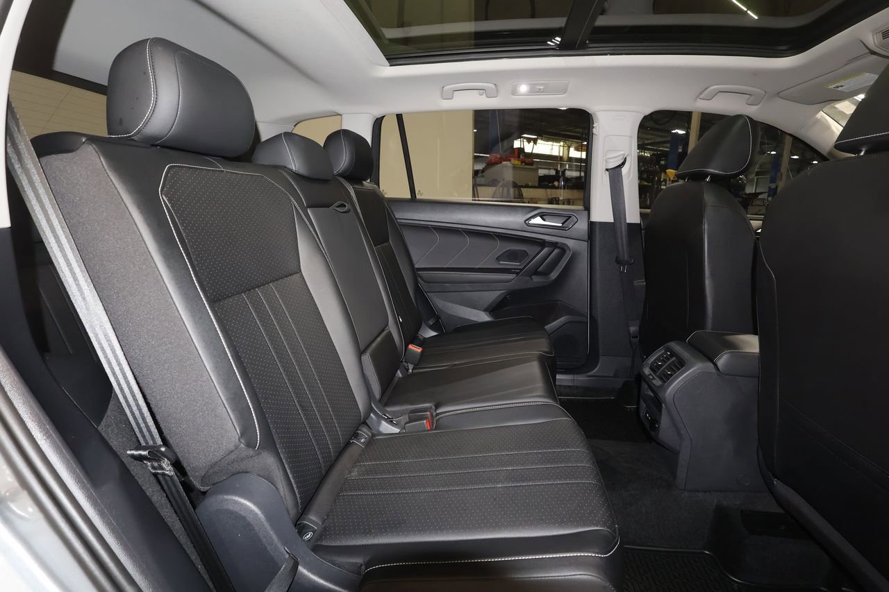 Used 2023 Volkswagen Tiguan SE w/ Panoramic Sunroof Package image 25