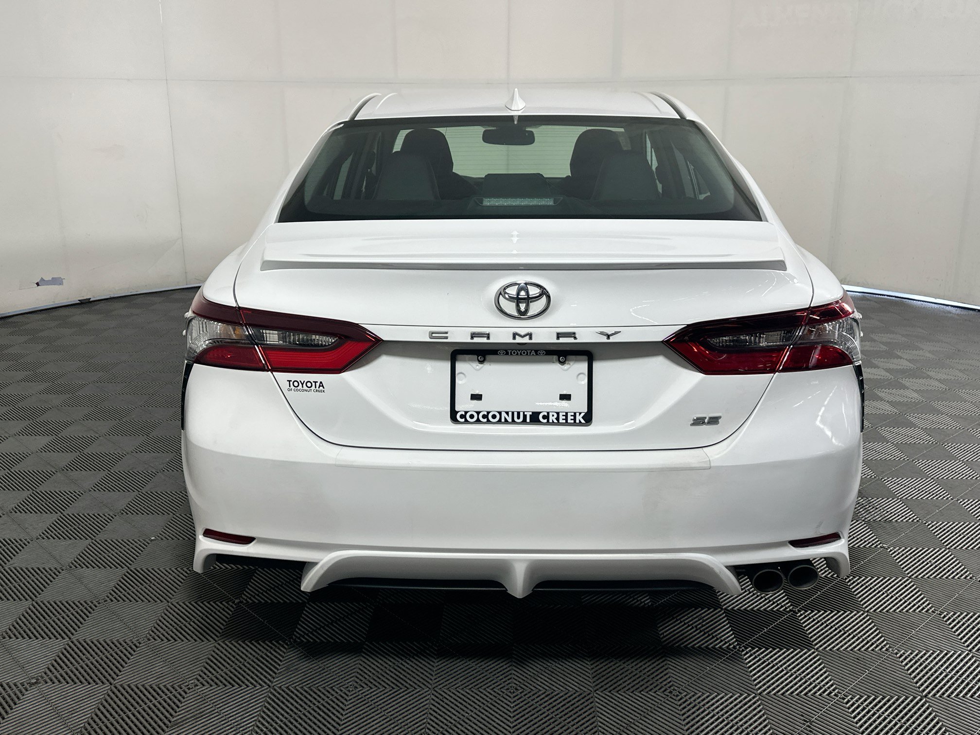 Used 2024 Toyota Camry SE w/ Convenience Package FWD image 4