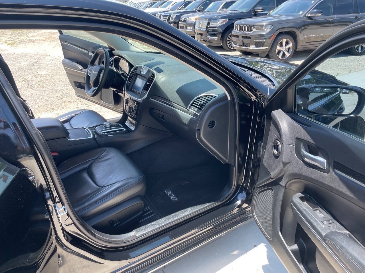 Used 2017 Chrysler 300 Limited RWD image 27