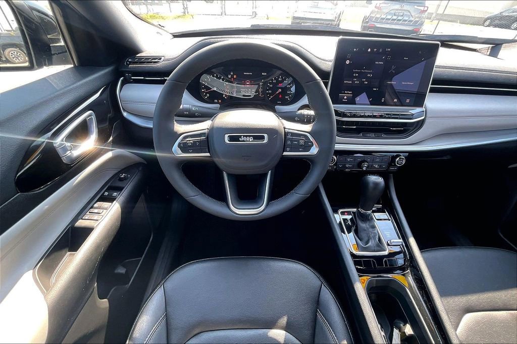 Used 2025 Jeep Compass Limited image 8