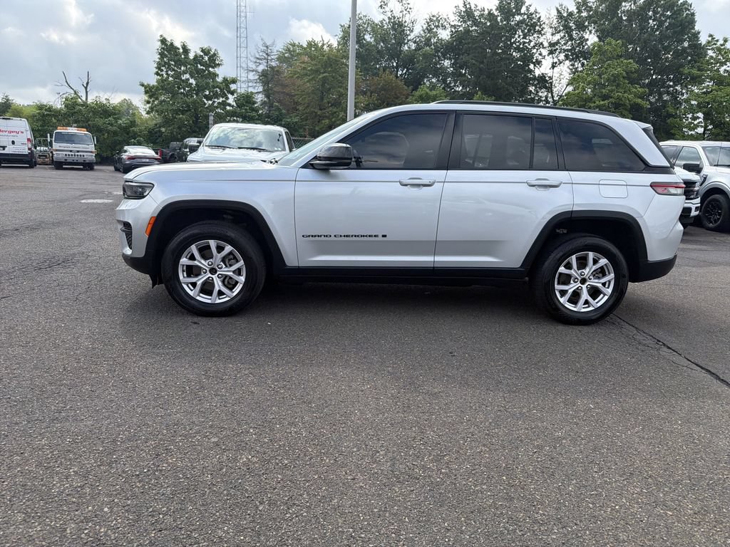 Used 2023 Jeep Grand Cherokee Altitude AWD/4WD image 2