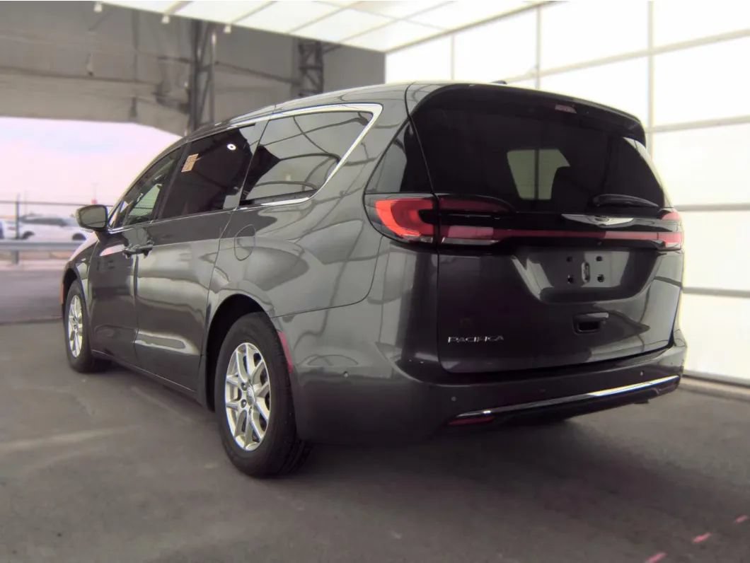 Used 2023 Chrysler Pacifica Touring-L FWD image 3