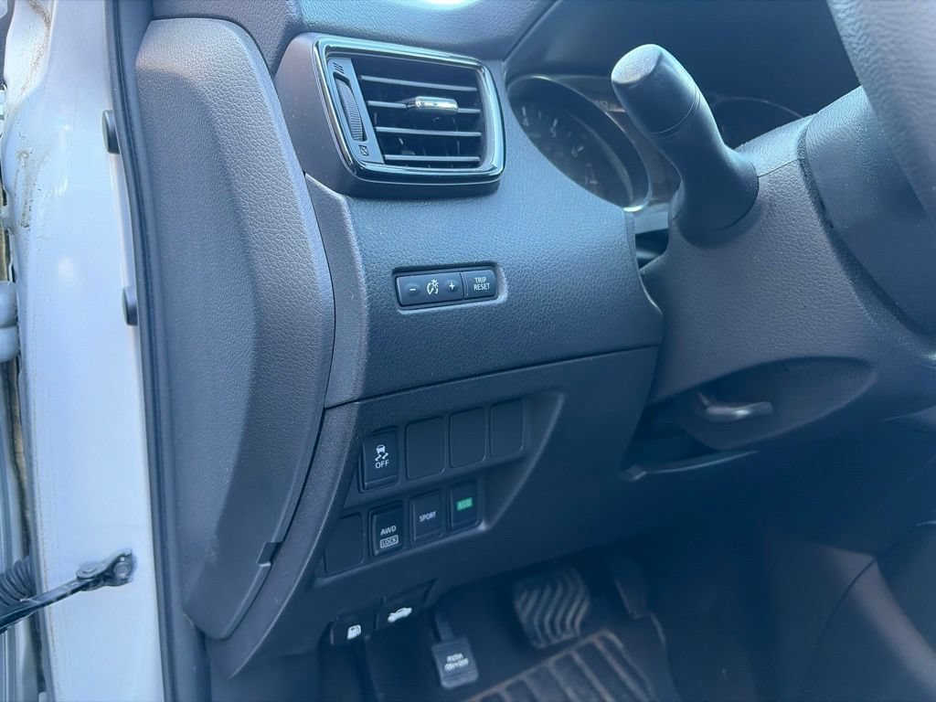 Used 2017 Nissan Rogue AWD image 15