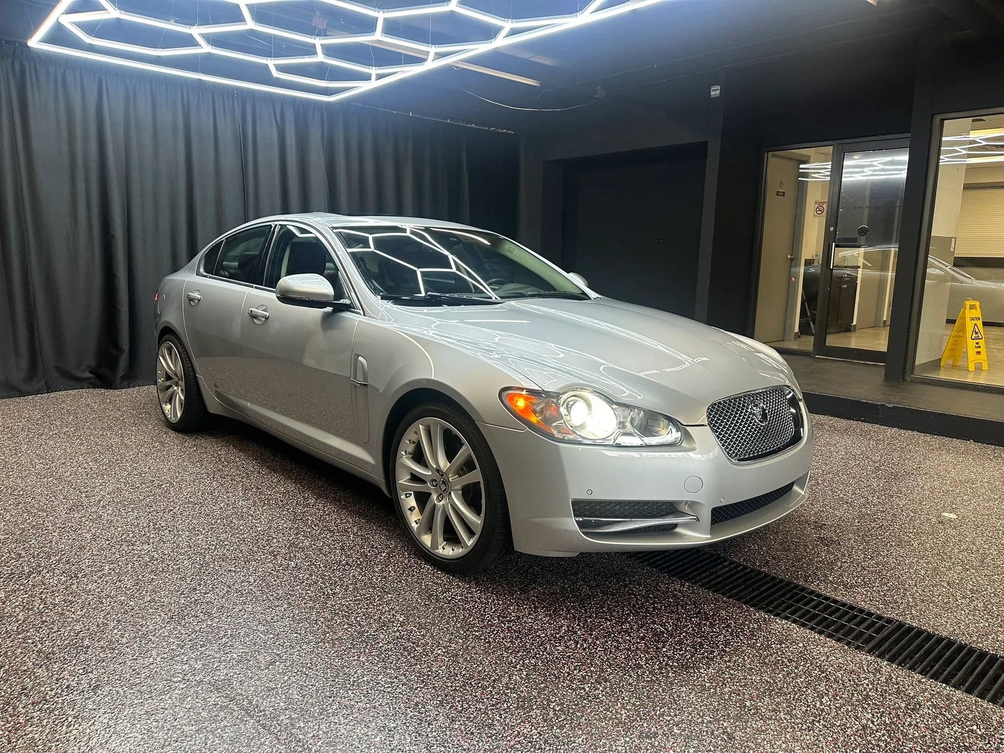 Used 2011 Jaguar XF Premium RWD image 9